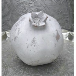 Granatäpple i grå fiberbetong